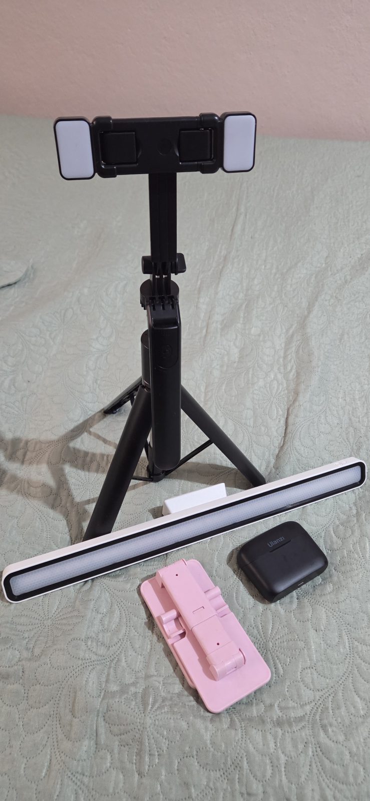 Microfone lapela, luz de Led, selfie stick tripé4 eixos 1,7m antitremor e rotação 360° e celular Samsung S25.